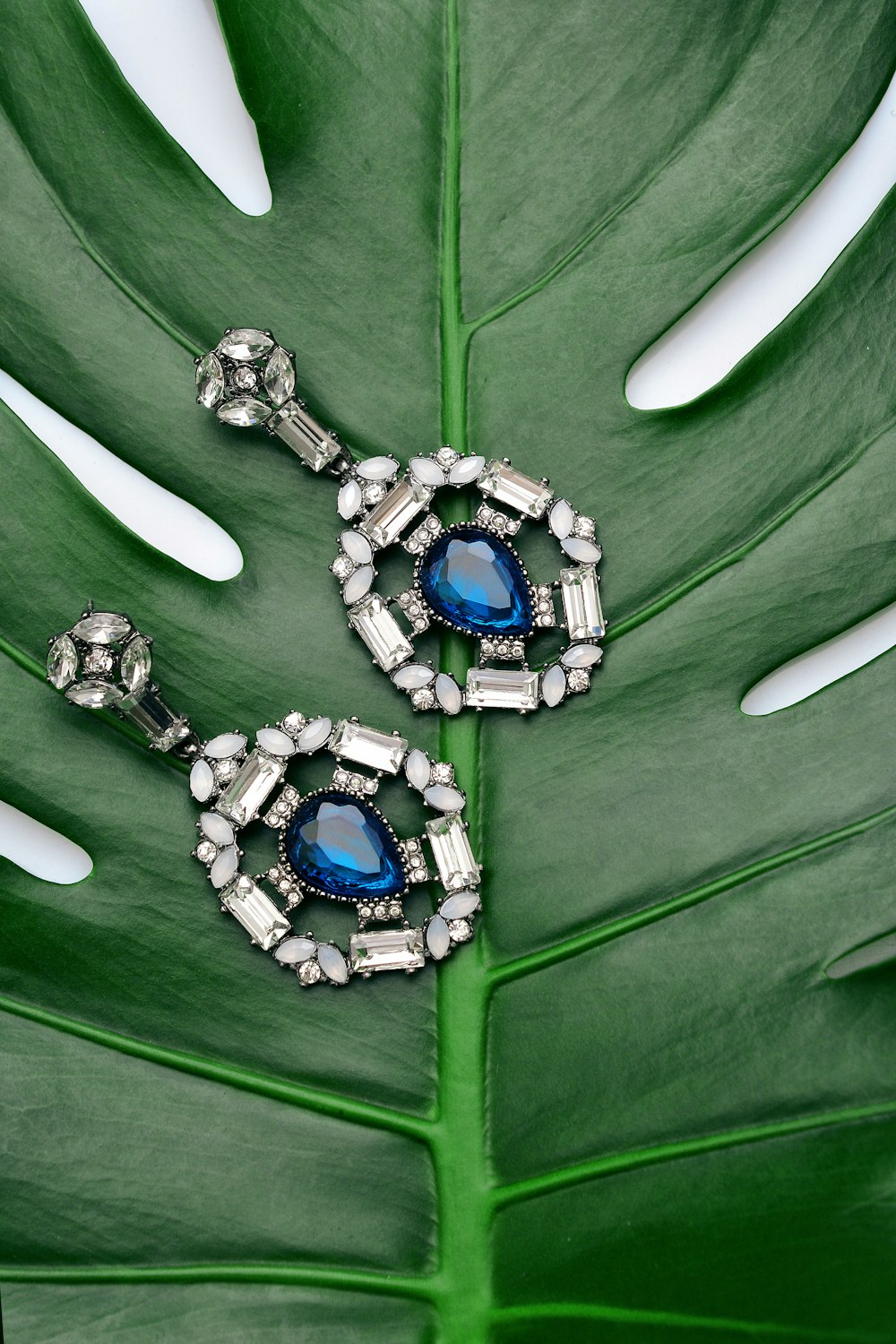 Blue precious stone jewelry set with diamonds